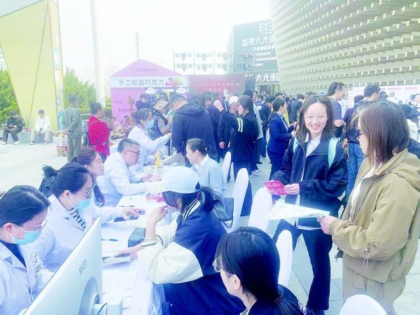 翻翻配资 七贤岭街道第二届中医药文化市集热度爆表